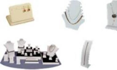Analisi dello stoccaggio, posizionamento ed esposizione dei prodotti di gioielleria. Progettazione di vetrine per gioielli.